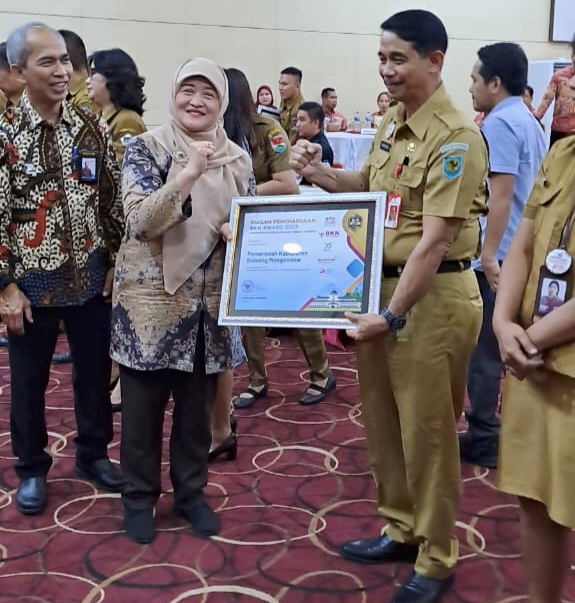 Kepala BKPP Bolmong Umarudin Amba (kanan), saat menerima Piagam BKN Award 2023, di Kantor Gubernur Sulawesi Utara (Sulut), Manado, Selasa 12 September 2023. (Foto.Diskominfo Bolmong)