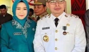 Momen foto bersama Penjabat Bupati Bolmut Sirajudin Lasena (kanan), bersama Istri tercinta usai pelantikan di Gedung Aula Mapalus Kantor Gubernur Sulawesi Utara, Senin 25 September 2023. (Foto.Muchtar L Harundja/bolmong.news)