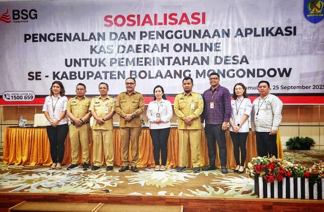 Momen foto bersama Penjabat Bupati Limi Mokodompit bersama jajaran Bank SulutGo, di Hotel Sutan Raja Kotamobagu, Senin 25 September 2023. (Foto.Wahyudy Paputungan)