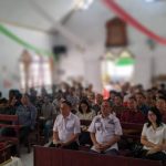 Tampak Kepala Kanwil Kemenkumham Sulawesi Utara Ronald Lumbuun (tengah), saat mengikuti Ibadah Minggu bersama pegawai Rutan dan seluruh warga binaan Kristen, di Gereja Paulus Rutan Kotamobagu, Minggu 3 September 2023. (foto.Kadri/Rutan Kotamobagu)