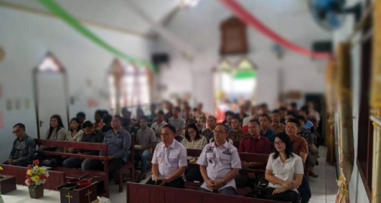 Tampak Kepala Kanwil Kemenkumham Sulawesi Utara Ronald Lumbuun (tengah), saat mengikuti Ibadah Minggu bersama pegawai Rutan dan seluruh warga binaan Kristen, di Gereja Paulus Rutan Kotamobagu, Minggu 3 September 2023. (foto.Kadri/Rutan Kotamobagu)