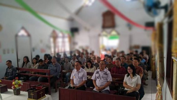 Tampak Kepala Kanwil Kemenkumham Sulawesi Utara Ronald Lumbuun (tengah), saat mengikuti Ibadah Minggu bersama pegawai Rutan dan seluruh warga binaan Kristen, di Gereja Paulus Rutan Kotamobagu, Minggu 3 September 2023. (foto.Kadri/Rutan Kotamobagu)
