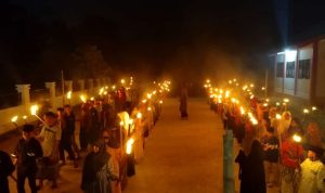 Pawai obor yang digelar para siswa dan siswi SD Cokro dan SMP Negeri Pangia bersama Mahasiswa KKS UNG dalam rangkat memperingati Maulid Nabi Muhammad SAW, 1445 Hijriah, Kamis (28/9/2023). Foto: Wawan Dentaw/bolmong.news