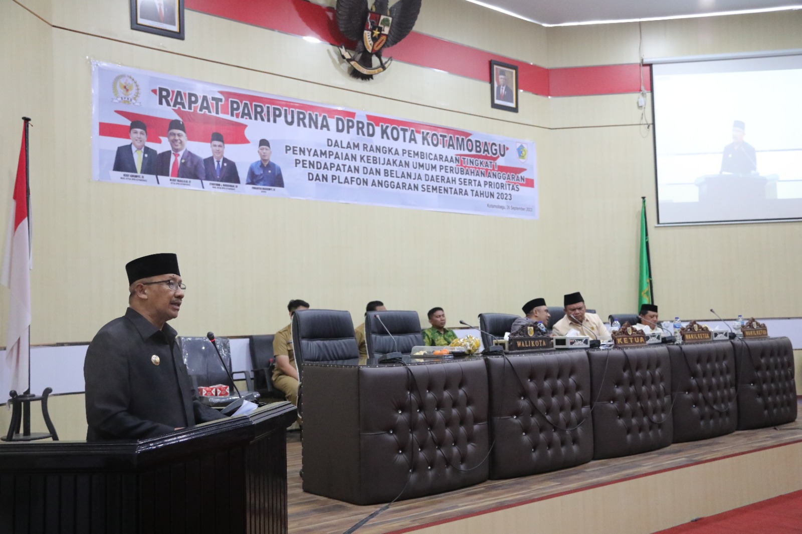 Pj Wali Kota Kotamobagu Asripan Nani saat memberikan sambutan pada rapat paripurna DPRD Kota Kotamobagu tentang pembicaraan tingkat 1 KUA PPAS APBD Perubahan Tahun 2023, di gedung DPRD Kotamobagu, Selasa (27/9/2023). Foto: dok/Diskominfo Kotamobagu.