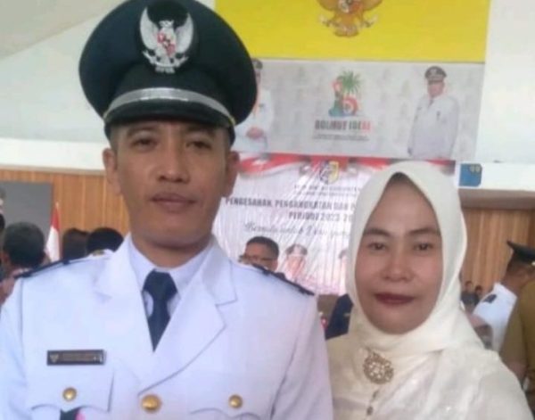 Syamsudin Harundja saat didampingi Istri Ulfa Pontoh, usai pelantikan Kepala Desa Inomunga Utara perioede 2023-2029. (foto.Muchtar L Harundja/bolmong.news)