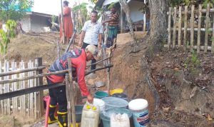 Suplai air bersih yang dilakukan oleh pemerintah Kecamatan Bolangitang Timur Kabupaten Bolmut di Desa Nunuka, Jumat (29/9/2023). Foto: Muchtar L Harundja/bolmong.news