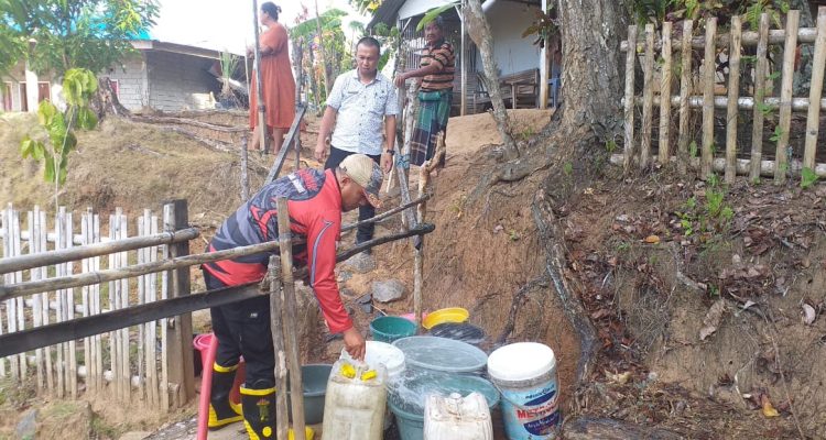 Suplai air bersih yang dilakukan oleh pemerintah Kecamatan Bolangitang Timur Kabupaten Bolmut di Desa Nunuka, Jumat (29/9/2023). Foto: Muchtar L Harundja/bolmong.news