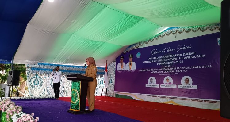 Wali Kota Kotamobagu Tatong Bara saat memberikan sambutan pada pelantikan Pengurus Daerah Wanita Islam se Provinsi Sulawesi Utara, periode 2023-2028, yang dilaksanakan di Kelurahan Motoboi Kecil, Kotamobagu Selatan, Senin (11/9/2023). Foto: Miranty Manangin/bolmong.news