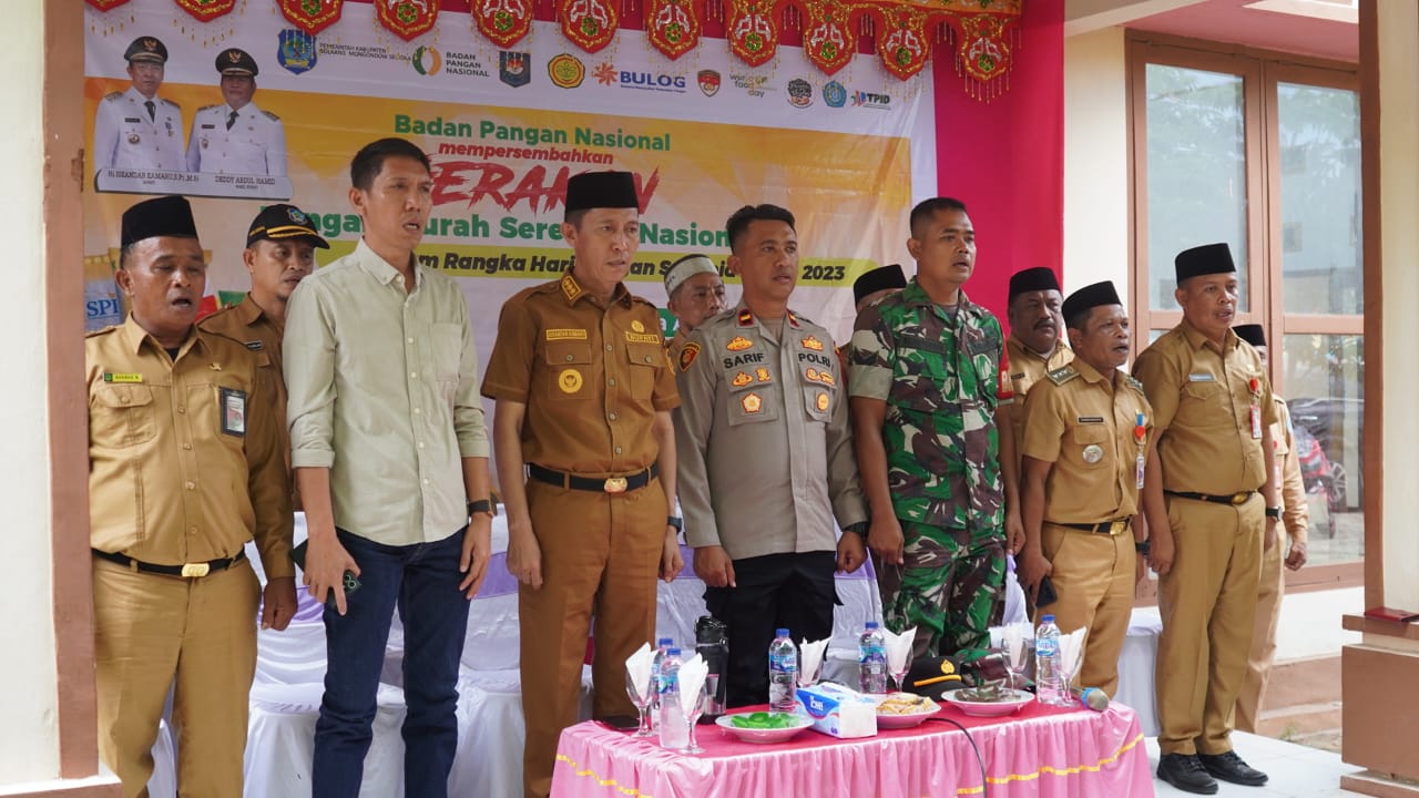 Bupati Bolsel Iskandar Kamaru menghadiri kegiatan Gerakan Pangan Murah (GPM) serentak nasional dalam rangka Hari Pangan Sedunia (HPS) Tahun 2023, Selasa (17/10/2023). Foto: Wawan Dentaw/bolmong.news