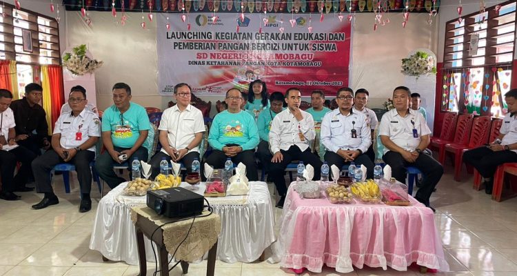 Pj Wali Kota Kotamobagu Asripan Nani, menghadiri kegiatan launching Gerakan Edukasi dan Pemberian Pangan Bergizi untuk Siswa (GENIUS) yang diluncurkan Dinas Ketahanan Pangan (DKP) Kotamobagu, Rabu (11/10/2023). Foto: dok/Diskominfo Kotamobagu.