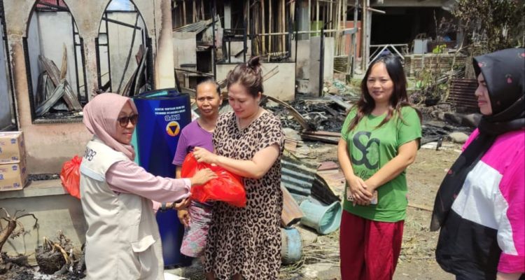 Tampak korban kebakaran rumah di Lorong Agoan Kelurahan Kotamobagu menerima bantuan dari BPBD Kotamobagu, Jumat (6/10/2023). Foto: MIranty Manangin/bolmong.news