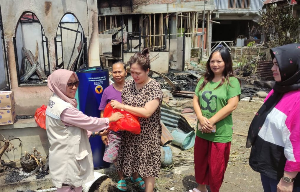 Tampak korban kebakaran rumah di Lorong Agoan Kelurahan Kotamobagu menerima bantuan dari BPBD Kotamobagu, Jumat (6/10/2023). Foto: MIranty Manangin/bolmong.news