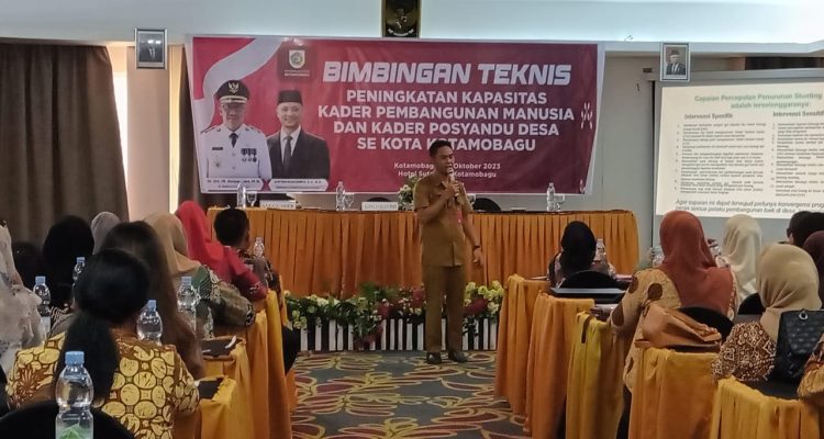 Dinas Pemberdayaan Masyarakat Desa menggelar Bimtek Peningkatan Kapasitas Kader Pembangunan Manusia dan Kader Posyandu Desa. Bimtek yang digelar di ruang Paloko Hotel Sutan Raja Kotamobagu, Senin (30/10/2023). Foto: Miranty Manangin/bolmong.news