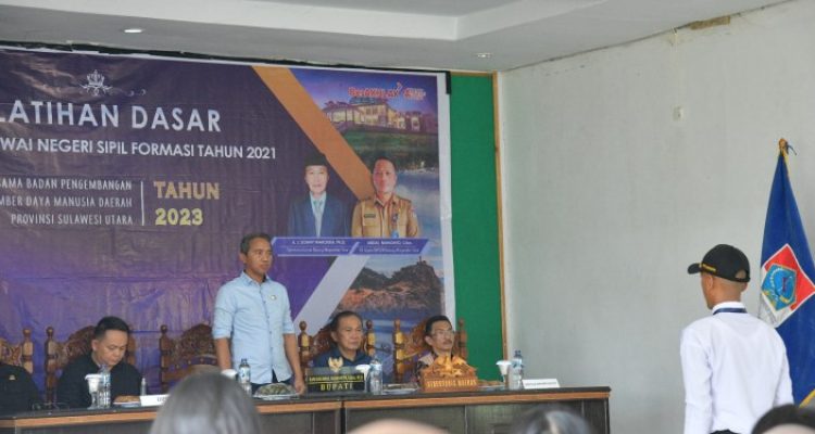 Bupati Boltim Sam Sachrul Mamonto saat membuka Latsar CPNS Boltim formasi 2021 di di Balai Pelatihan Pertanian Kalasey Manado, Kamis (19/10/2023). Foto: Gazali Potabuga/bolmong.news