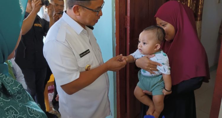 Tampak Penjabat Bupati Bolmut Sirajudin Lasena, saat menyapa seorang Ibu dan Bayinya, Rabu 11 Oktober 2023. (Foto.Muchtar L Harundja/bolmong.news)