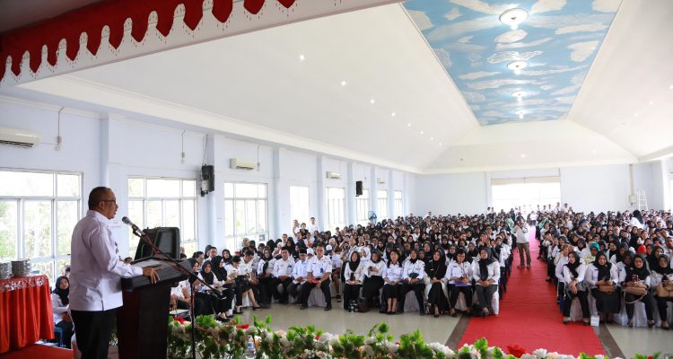 Pj Wali Kota Asripan Nani saat memberikan sambutan pada rapat kerja bersama guru se - Kota Kotamobagu, di Aula Christi Regis Kotamobagu, Rabu (11/10/2023). Foto: Miranty Manangin/bolmong.news