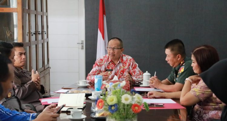 Pj Wali Kota Asripan Nani memipin rapat bersama unsur Forkopimda, Kamis (12/10/2023). Foto: Miranty Manangin/bolmong.news