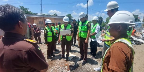 Tampak Kajati Sulut Andi Muhammad Taufik (tengah), saat melihat progres pembangunan Gedung Kantor Kejari Kotamobagu, Selasa 24 Oktober 2023. (Foto.Helmi)