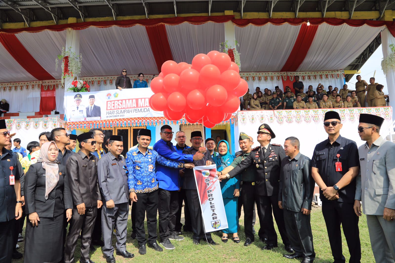 Pejabat Wali Kota Kotamobagu Asripan Nani, menjadi Inspektur Peringatan Hari Sumpah Pemuda ke-95 di Kota Kotamobagu, Provinsi Sulawesi Utara yang digelar di lapangan olahraga Desa Kopandakan Satu, Sabtu (28/10/2023). Foto: dok/Diskominfo Kotamobagu. 