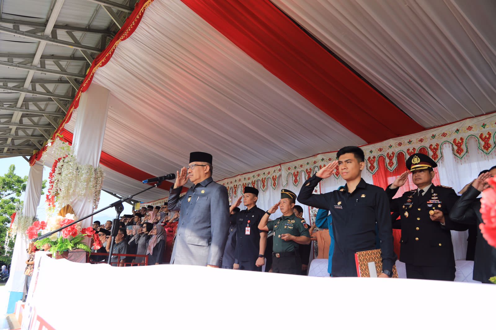 Pejabat Wali Kota Kotamobagu Asripan Nani, menjadi Inspektur Peringatan Hari Sumpah Pemuda ke-95 di Kota Kotamobagu, Provinsi Sulawesi Utara yang digelar di lapangan olahraga Desa Kopandakan Satu, Sabtu (28/10/2023). Foto: dok/Diskominfo Kotamobagu.