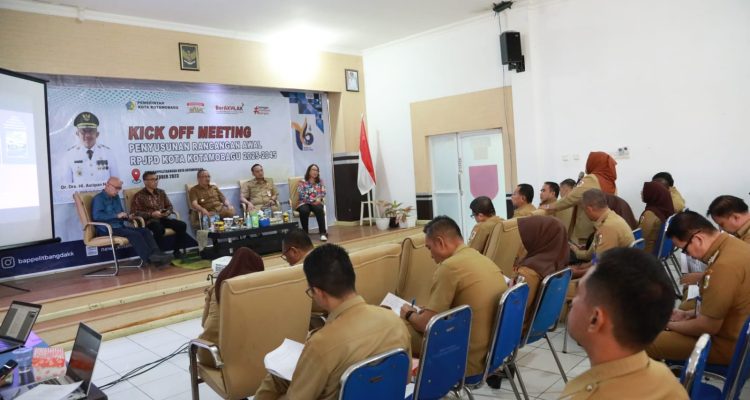 Pemkot Kotamobagu melalui Bapelitbangda Kotamobagu menggelar acara Kick Off Meeting Penyusunan Rencana Awal RPJPD Kotamobagu tahun 2025-2045, bertempat di ruang rapat Bappelitbangda Kotamobagu, Selasa (2/10/2023). Foto: Miranty Manangin/bolmong.news