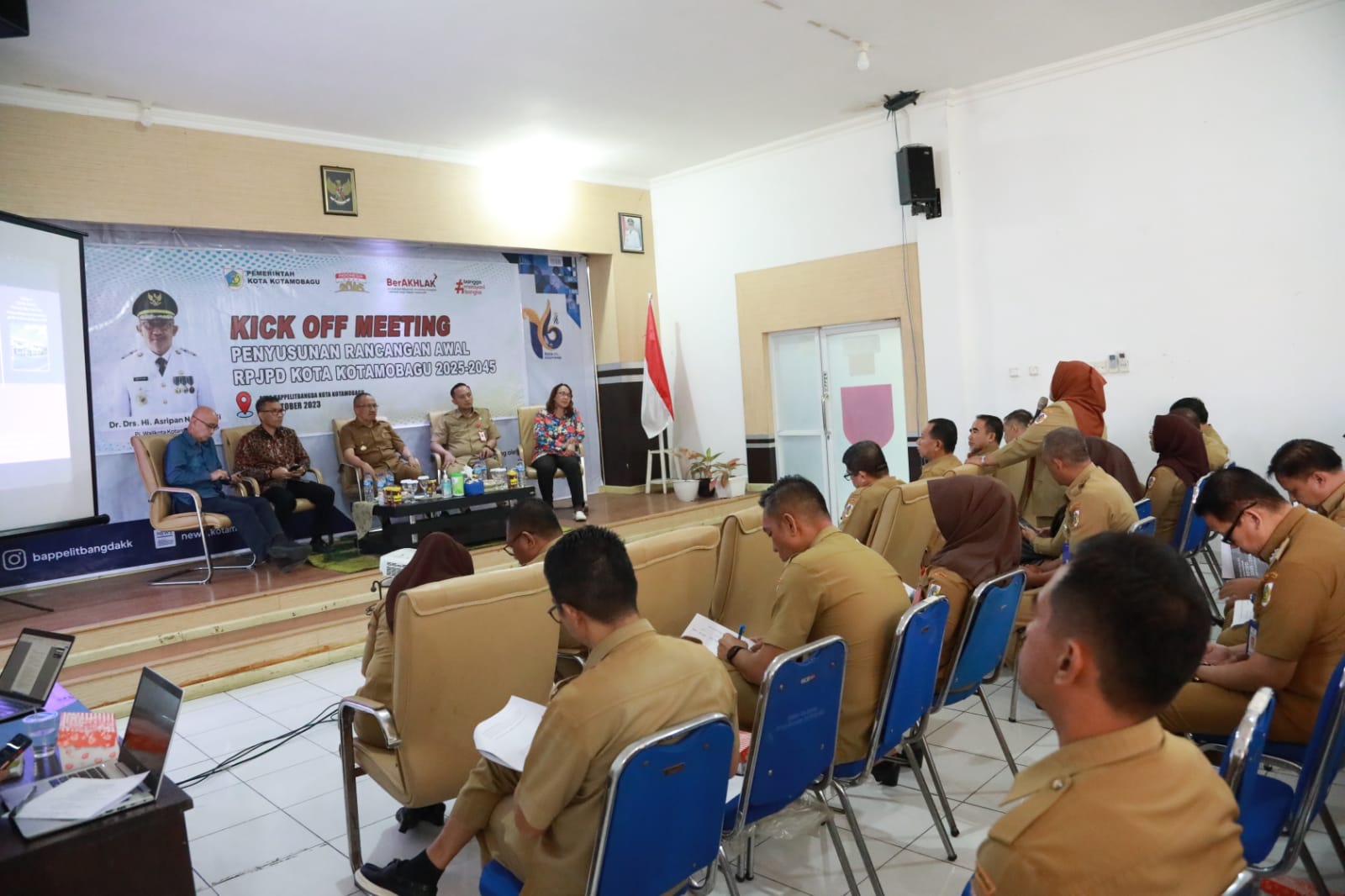 Pemkot Kotamobagu melalui Bapelitbangda Kotamobagu menggelar acara Kick Off Meeting Penyusunan Rencana Awal RPJPD Kotamobagu tahun 2025-2045, bertempat di ruang rapat Bappelitbangda Kotamobagu, Selasa (2/10/2023). Foto: Miranty Manangin/bolmong.news