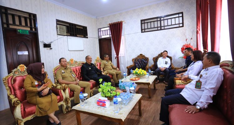 Tampak Penjabat Wali Kota Kotamobagu Asripan Nani didampingi para Asisten saat bersilaturahmi dengan Kepala Pengadilan Negeri Kotamobagu, Beatrix Ma'i, Senin (09/10/2023). Foto: dok/Diskominfo Kotamobagu.