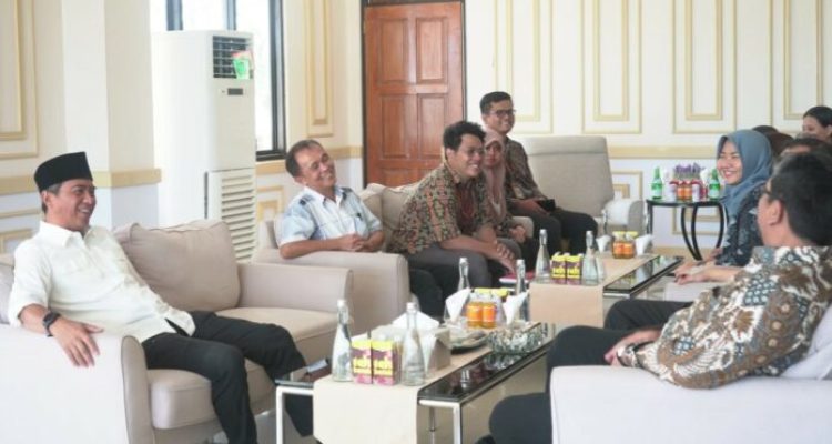 Tampak Bupati Boltim Sam Sachrul Mamonto saat menerima kunjungan Kepala BPK RI Perwakilan Sulut dan jajarannya bertempat di ruang kerja Bupati Boltim, Jumat (20/10/2023). Foto: Gazali Potabuga/bolmong.news