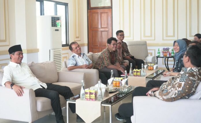 Tampak Bupati Boltim Sam Sachrul Mamonto saat menerima kunjungan Kepala BPK RI Perwakilan Sulut dan jajarannya bertempat di ruang kerja Bupati Boltim, Jumat (20/10/2023). Foto: Gazali Potabuga/bolmong.news