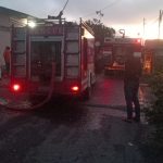 Tampak Mobil Pemadam Kebakaran milik Pemkot Kotamobagu sedang melakukan memadamkan kobaran api di salah satu rumah warga Kotamobagu yang terbakar pada Jumat (6/10/2023), dini hari. Foto: Miranty Manangin/bolmong.news