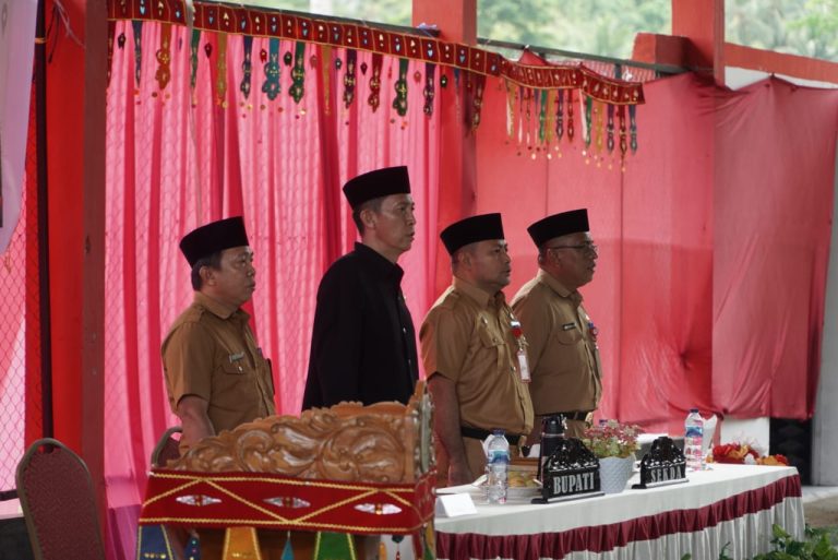 Tampak Bupati Bolsel Iskandar Kamaru dalam acara pelantikan para pejabat Pemkab Bolsel bertempat di Lapangan Futsal Panango Kompleks Kantor Bupati, Selasa (17/10/2023).