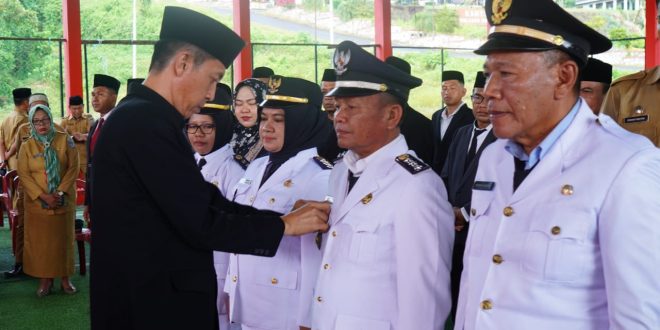 Bupati Bolsel Iskandar Kamaru melantik para pejabat Pemkab Bolsel bertempat di Lapangan Futsal Panango Kompleks Kantor Bupati, Selasa (17/10/2023). Foto: Wawan Dentaw/bolmong.news