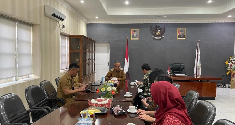 Tampak Pj Wali Koota Kotamobagu Asripan Nani menerima kunjungan Jajaran Direksi Bank Rakyat Indonesia (BRI) Cabang Kotamobagu., Selasa (3/10/2023). Foto: Miranty Manangin/bolmong.news