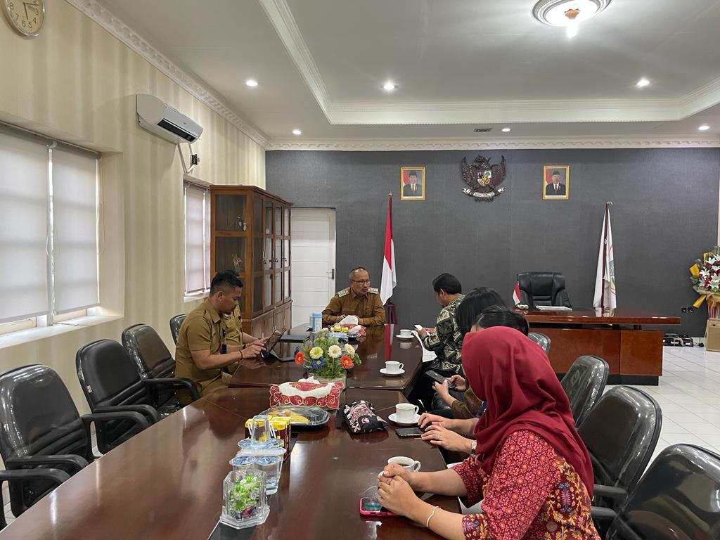 Tampak Pj Wali Koota Kotamobagu Asripan Nani menerima kunjungan Jajaran Direksi Bank Rakyat Indonesia (BRI) Cabang Kotamobagu., Selasa (3/10/2023). Foto: Miranty Manangin/bolmong.news