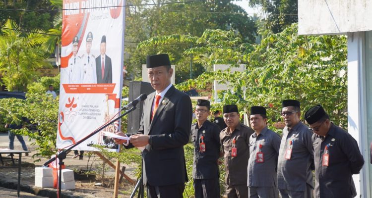 Bupati Bolsel Iskandar Kamaru saat memberikan sambutan pada upacara Hari Pahlawan, Jumat, 10 November 2023. Foto: Wawan Dentau/bolmong.news