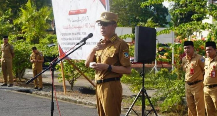 Bupati Bolsel, Iskandar Kamaru saat memimpin apel kerja ASN dilingkup Pemkab Bolsel bertempat di Lapangan Apel kawasan perkantoran Panango, Senin (06/11/2023). Foto: Wawan Dentaw/bolmong.news