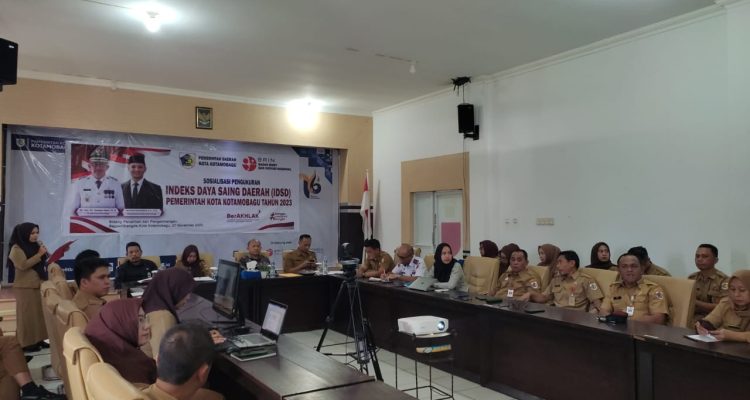 sosialisasi pengukuran Indeks Daya Saing Daerah (IDSD) Kota Kotamobagu tahun 2023 yang dilaksanakan di ruangan rapat Kantor Bappelitbangda Kota Kotamobagu, Senin (27/11/2023). Foto: Miranty Manangin/bolmong.news