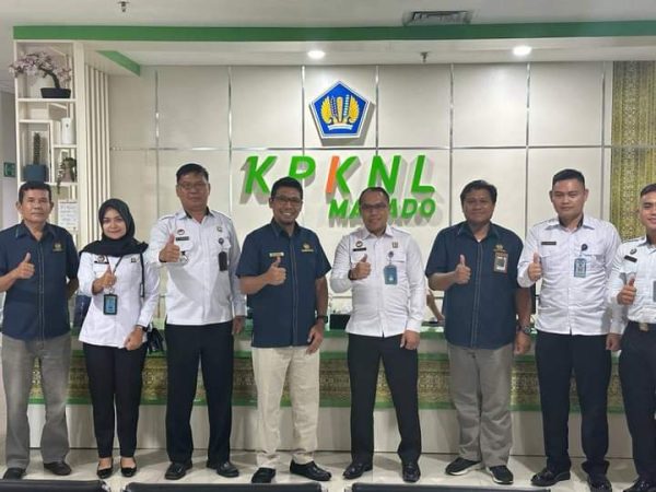 Momen foto bersama Kepala Rutan Kotamobagu Aris Supriyadi (kanan), dengan Kepala KPKNL Manado di Kantor Pelayanan Kekayaan Negara dan Lelang (KPKNL) Manado, Rabu 1 November 2023. (Foto.Ilham/Rutan Kotamobagu)