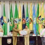 Tampak Penjabat Bupati Bolmong Limi Mokodompit, saat menerima penghargaan