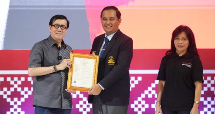 Menteri Yasonna H Laoly, saat menghadiri kegiatan bertajuk Satu Jam Bersama Menkumham, di Universitas HKBP Nommensen Medan pada Jumat, 17 November 2023. (Foto.Andrew/Kantor Imigrasi Kotamobagu)