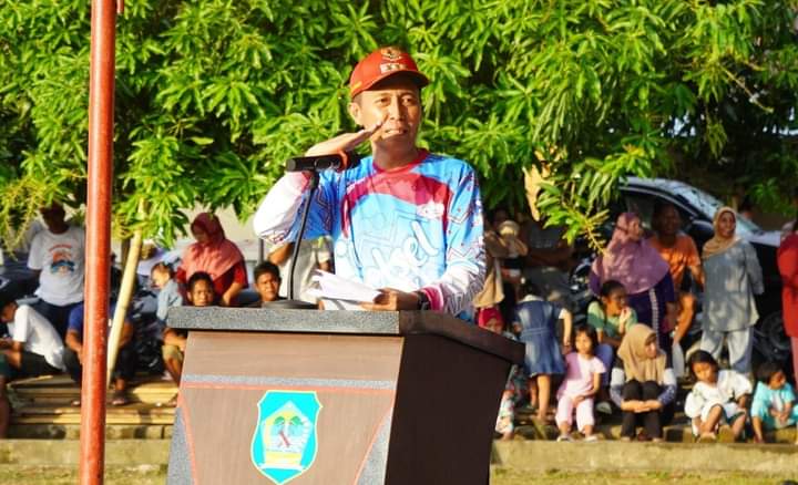 Bupati Bolsel Iskandar Kamaru saat memberikan sambutan pada Event Internasional  bergengsi yakni Paragliding Trip of Indonesia (TRoI) CAT 2 , digelar di Bukit Berkah Momalia Kecamatan Posigadan Bolsel. Foto: Wawan Dentaw/bolmong.news