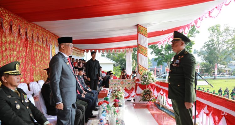 Pejabat Wali Kota Kotamobagu Asripan Nani saat menjadi Isnpektur Upacara Hari Pahlawan yang dilaksanakan di Lapangan Olahraga Desa Kopandakan Satu, Jumat (10/11/2023). Foto: Miranty Manangin/bolmong.news