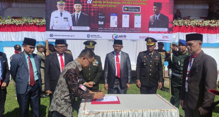 Peluncuran aplikasi SIAP TERTIB ditandai launching oleh Pj Wali Kota Kotamobagu Asripan Nani, dalam momentum upacara peringatan Hari Pahlawan yang digelar di Lapangan Desa Kopandakan Satu, Jumat (10/11/2023). Foto: Miranty Manangin/bolmong.news