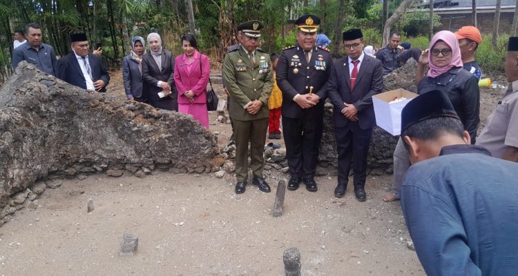 Penjabat Bupati Bolmut Sirajudin Lasena kunjungan makam para raja dalam rangka peringatan hari Pahlawan, Jumat (10/11/2023). Foto: Muchtar L Harundja/bolmong.news
