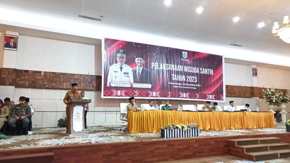 Pj Wali Kota Asripan Nani saat membuka wisuda santri se Kota Kotamobagu tahun 2023, bertempat di Hotel Sutan Raja Kotamobagu,Senin (6/11/2023). Foto: Miranty Manangin/bolmong.news