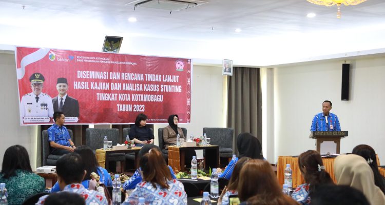 Sekda Kotamobagu Sofyan Mokoginta saat membuka kegiatan Diseminasi dan Rencana Tindak Lanjut Hasil Kajian dan Analisa Kasus Stunting tahun 2023 yang digelar, Kamis (2/11/2023) di Hotel Sutan Raja Kotamobagu. Foto: dok/Diskominfo Kotamobagu.