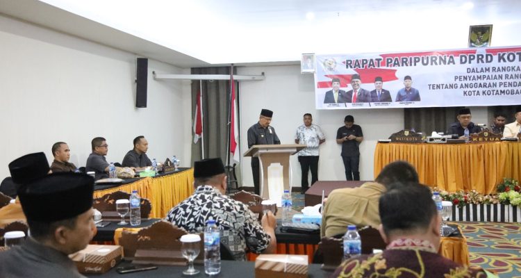 Suasana rapat paripurna DPRD Kota Kotamobagu dalam rangka pembicaraan tingkat 1 penyampaian Ranperda APBD Kota Kotamobagu Tahun Anggaran 2024 yang digelar di Sutan Raja Hotel, Senin (27/11/2023). Foto: Miranty Manangin/bolmong.news