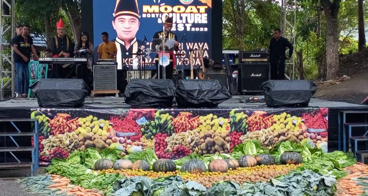 Tampak Bupati Boltim Sam Sachrul Mamonto menggunakan pakaian adat Minahasa saat memberikan sambutan pada acara Mooat Festival Horti & culture 2023 pada Kamis (2/10/2023). Foto: Gazali Potabuga/bolmong.news