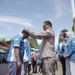 Penjabat Bupati Limi Mokodompit, saat menyematkan tanda peserta Jambore Pemuda KNPI Bolmong, Rabu 8 November 2023. (Foto.Diskominfo Bolmong)