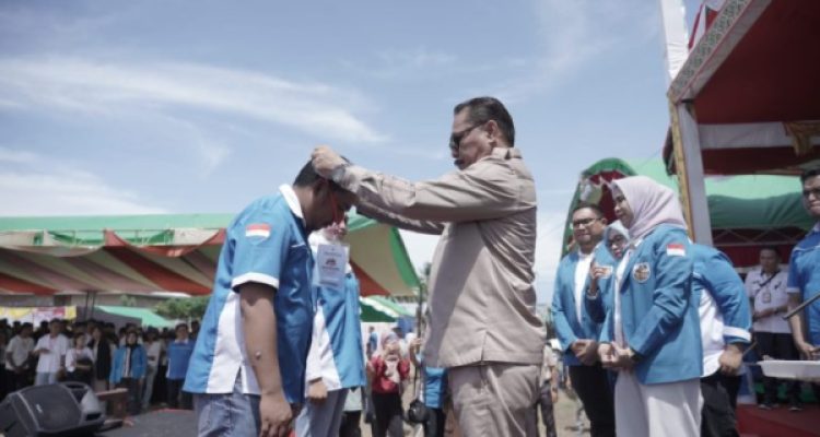 Penjabat Bupati Limi Mokodompit, saat menyematkan tanda peserta Jambore Pemuda KNPI Bolmong, Rabu 8 November 2023. (Foto.Diskominfo Bolmong)
